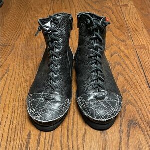 Unique clamp Black Leather with white accent Women's Boots size 37 (6.5/7)
